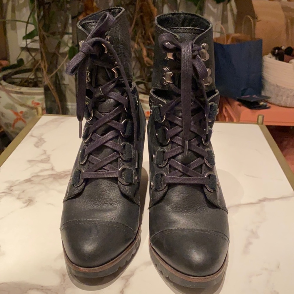 Sorel After Hours Lace up Boot size 7.5
